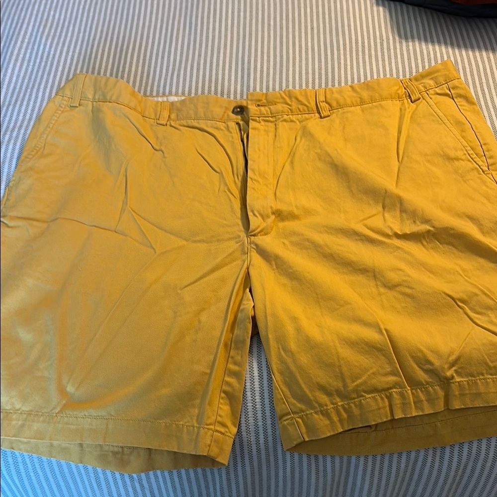 Like New Roundtree & Yorke Men's Gold Yellow Flat Front Shorts size 48